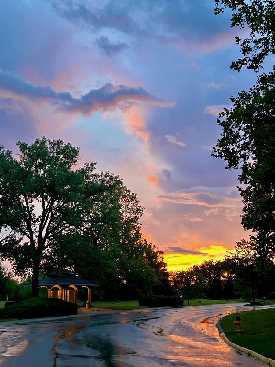 BrianBolen99's tweet image. Sunrise from #ShawneeKS this morning was 🔥