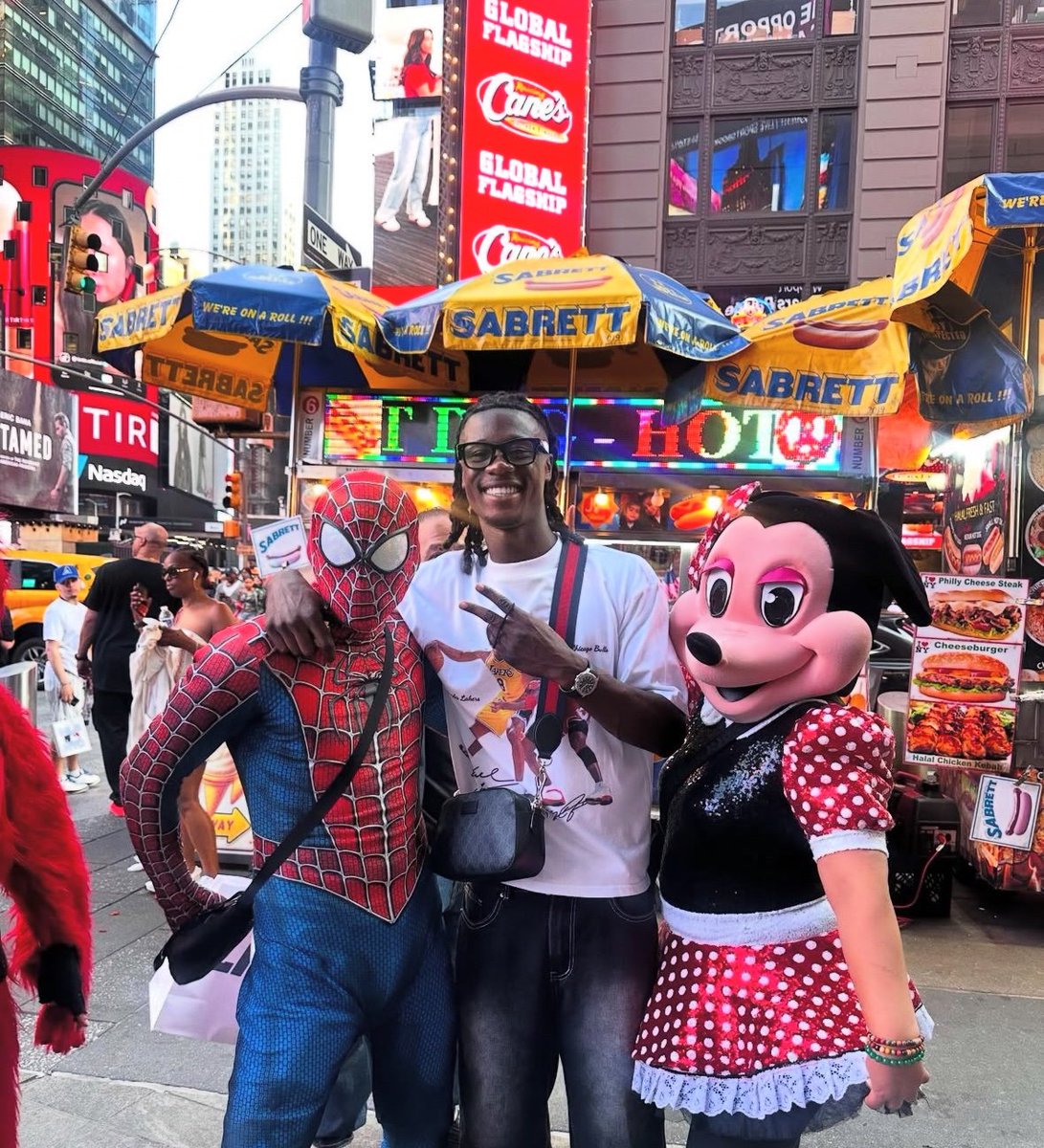 ActuInutiles's tweet photo. 📸Preuve formelle :
 Camavinga ne peut pas être Spider-Man…
Ils sont littéralement sur la même photo. 🕸️✌️ https://t.co/LgQKzhdJ3g