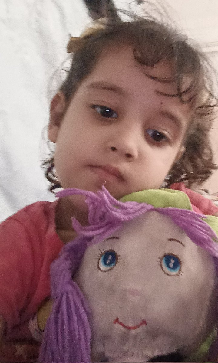 Sary_Ashour's tweet image. gofund.me/b1eb0257
Eman holds onto her doll, a small piece of her past amidst the ruins. Her present is filled with unimaginable suffering: severe hunger and even the water we drink causes her digestive problems hurt her small body