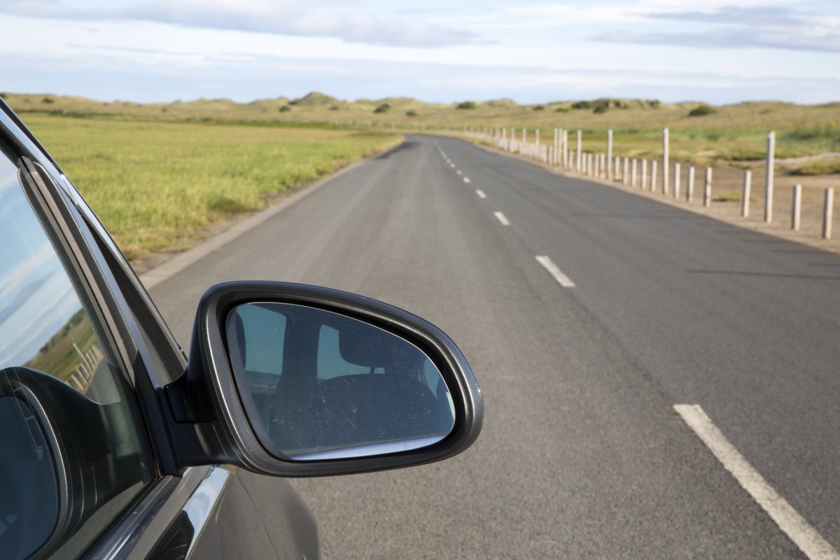 DVSAgovuk's tweet image. Heading on a road trip this weekend? 🚘
When driving in hot weather, you should:
🧊 keep your vehicle well-ventilated
🚗 be aware that the road surface may become soft
⛅ slow down and, if necessary, stop if you become dazzled by bright sunlight
#HotWeatherHelp #HotWeather
