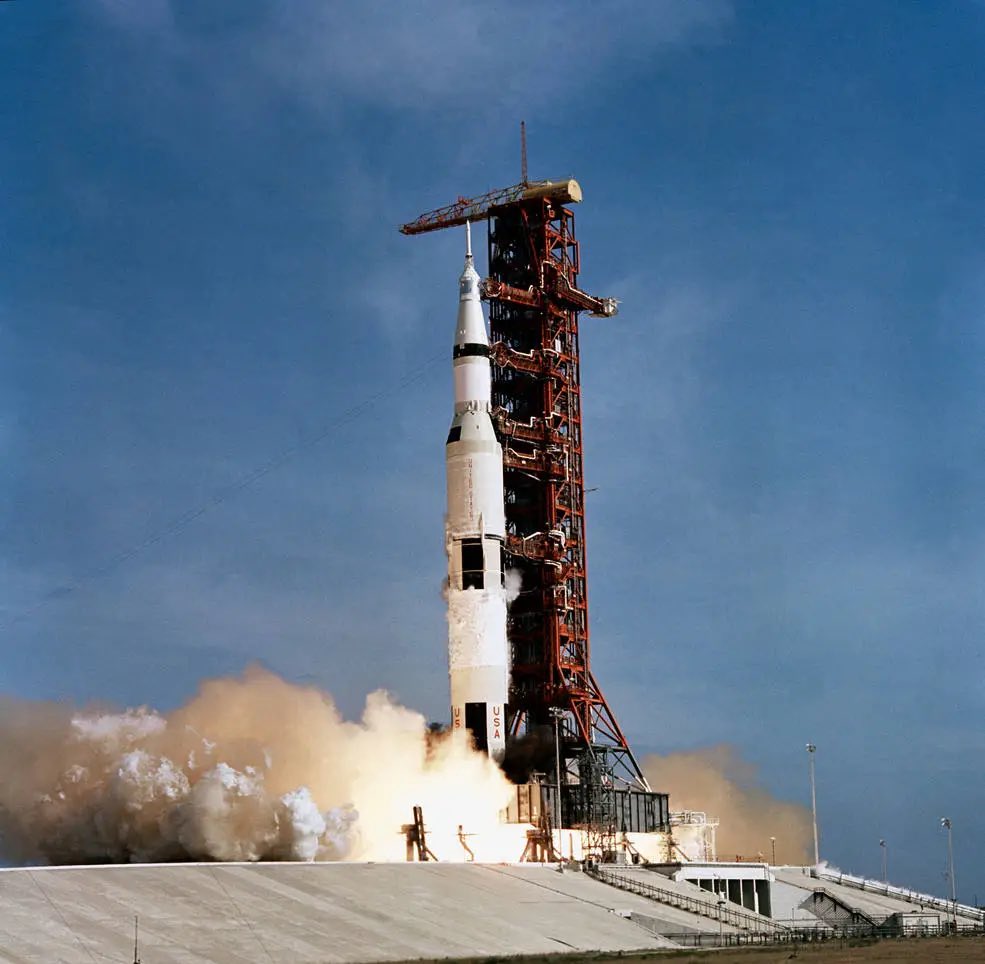 Read_Disclaimer's tweet image. Op deze dag, 16 juli 1969, om 13:32 UTC steeg Apollo 11 op vanaf het NASA Kennedy Space Center in Florida op om Neil Armstrong, Buzz Aldrin en Michael naar de maan te vervoeren. #NASA