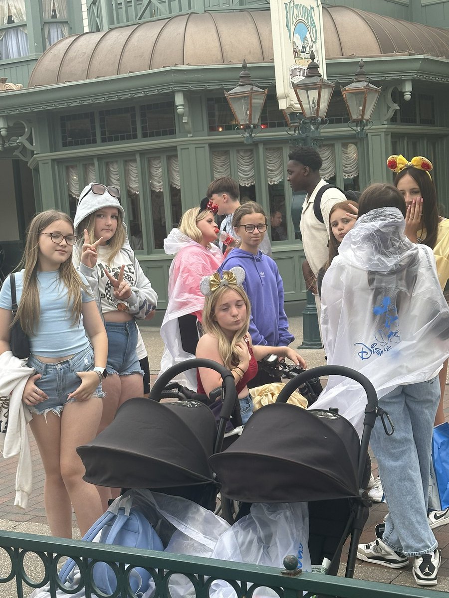 CHCSLanguages's tweet image. Disney (1) @CefnHengoed