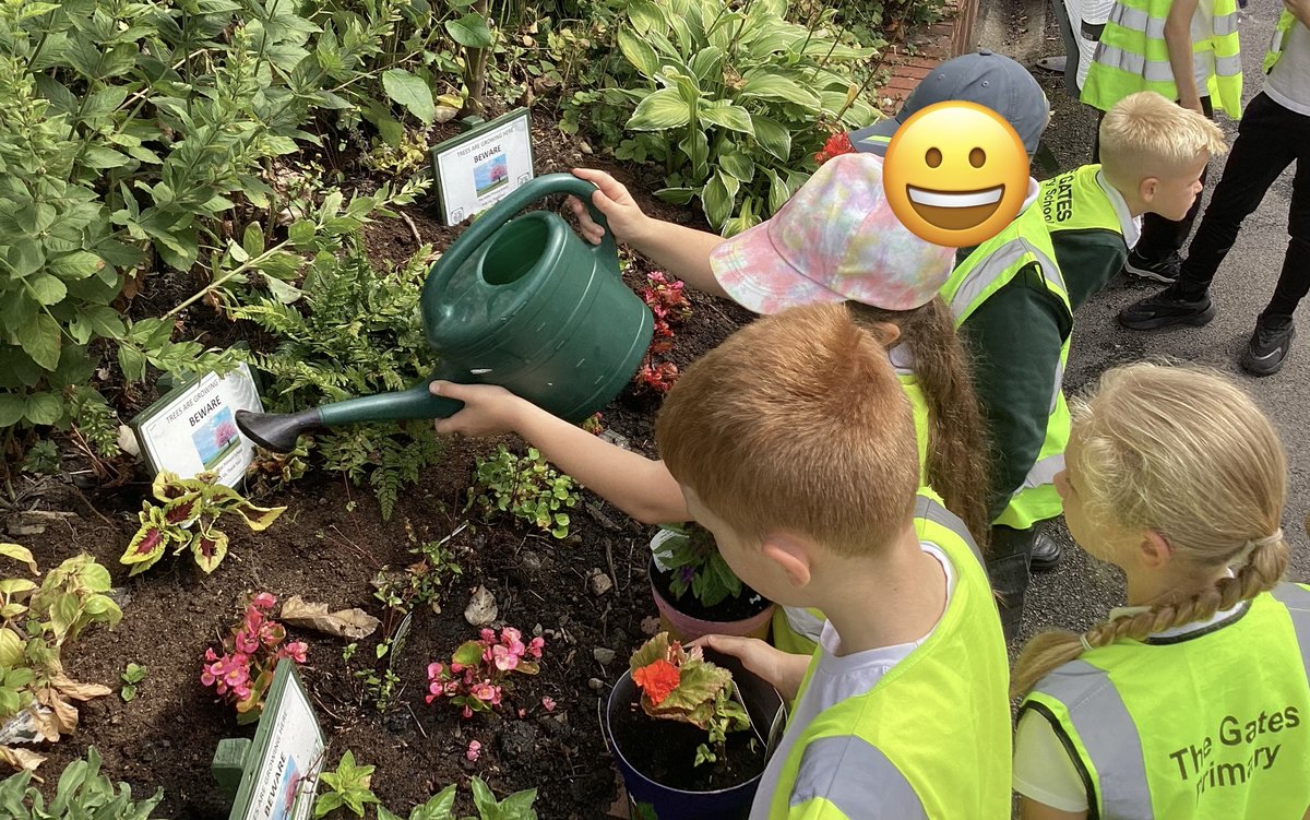 EcoGates's tweet image. We spent some of our afternoon today, spreading a little bit of ‘planter joy’ around our local area and community! we delivered some our painted pots and shrubs to the shops that surround Westhoughton! @mywesthoughton @Darbysgarden