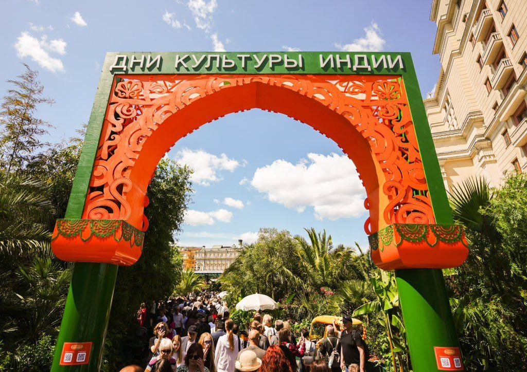 greatindiansaga's tweet photo. Намасте Москва! 🇮🇳🤝🇷🇺 (Late Post)
Bharat Utsav, The Indian Festival had held at Manezhnaya Square in Moscow, Russia
🎉 A vibrant celebration of India’s rich culture, cuisine, dance &amp; traditions!
🗓 Lasted till July 13 — Moscow gotten a taste of #IncredibleIndia @incredibleindia https://t.co/N6W2RJGlDX