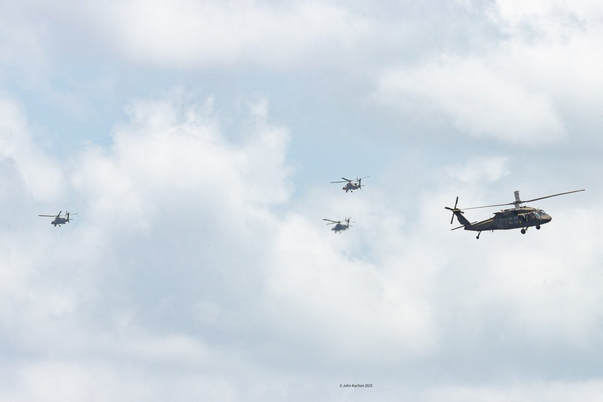 WindTunnelGuy's tweet image. GM My X-Frens!! We had a few AirCav Tomks stop by yesterday for a sip of fuel. AirMed12 South stopped by at the same time and I managed to get them together. Also had a couple BlackHawks that were flitting about the area and 1 happened to come in as the Apaches were leaving.โฆ