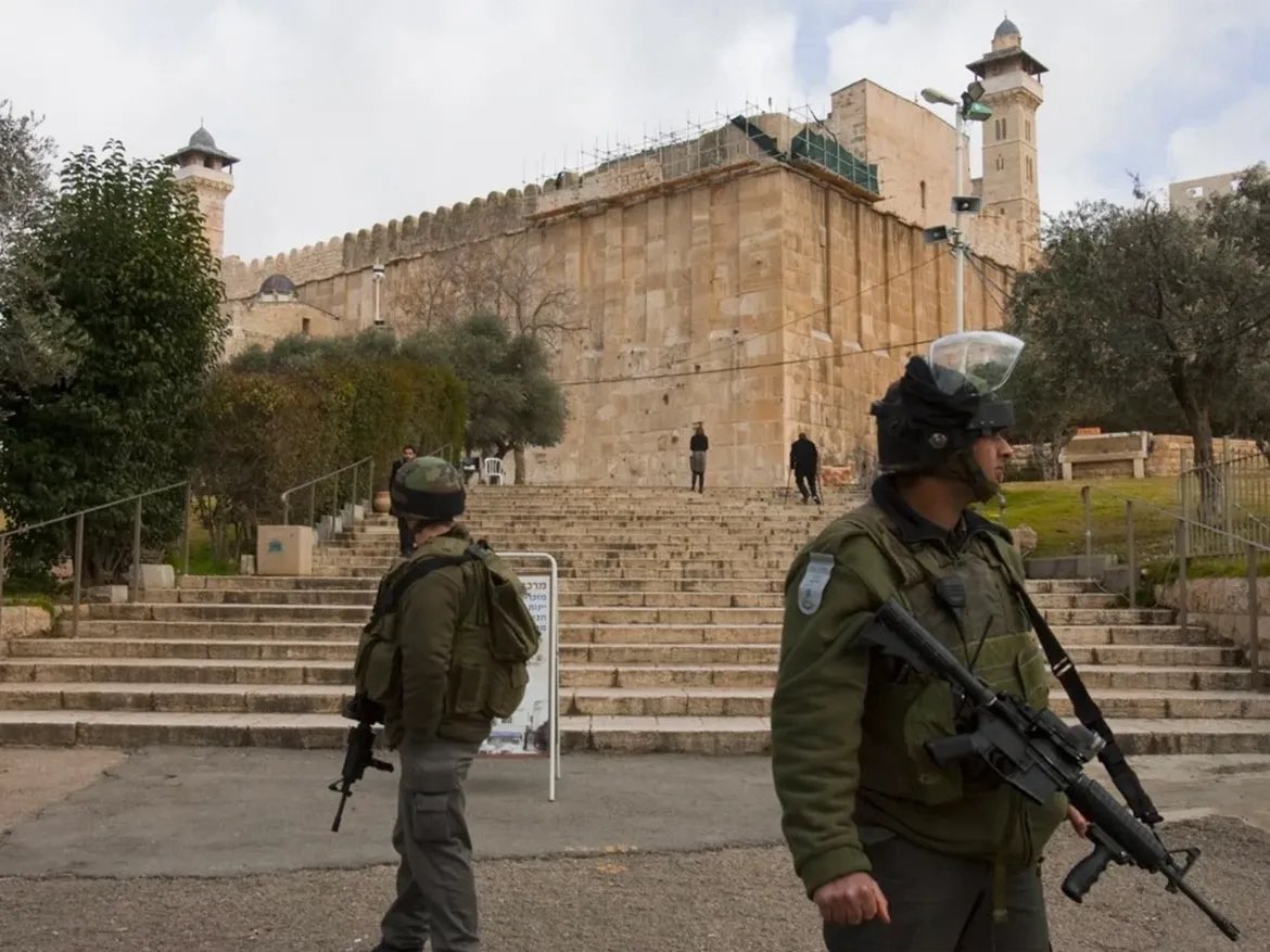 InesStories99's tweet image. 🚨Hebron | West Bank
"Catastrophe in Hebron: Israel Declares Full Settler Sovereignty Over the Ibrahimi Mosque"
Since the horrific Ibrahimi Mosque massacre in February 1994, the Israeli occupation has imposed an unprecedented and illegal division of this sacred site.
In a…