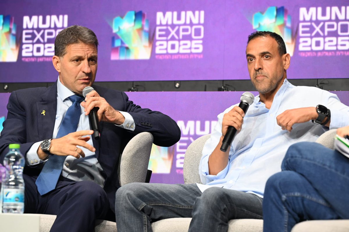 כל כך התרגשתי לפגוש היום את שורד השבי אלי שרעבי, שהגיע היום לוועידת השלטון המקומי מוני אקספו 2025. 

אלי הוא דמות מנהיגותית מעוררת השראה, סמל לתקומה ולגבורה. תודה שהגעת וסיפרת את סיפורך, תודה על המאמץ החשוב שאתה מוביל להשבת כל החטופים.

בתקווה ובתפילה לראות את כולם בבית וכמה