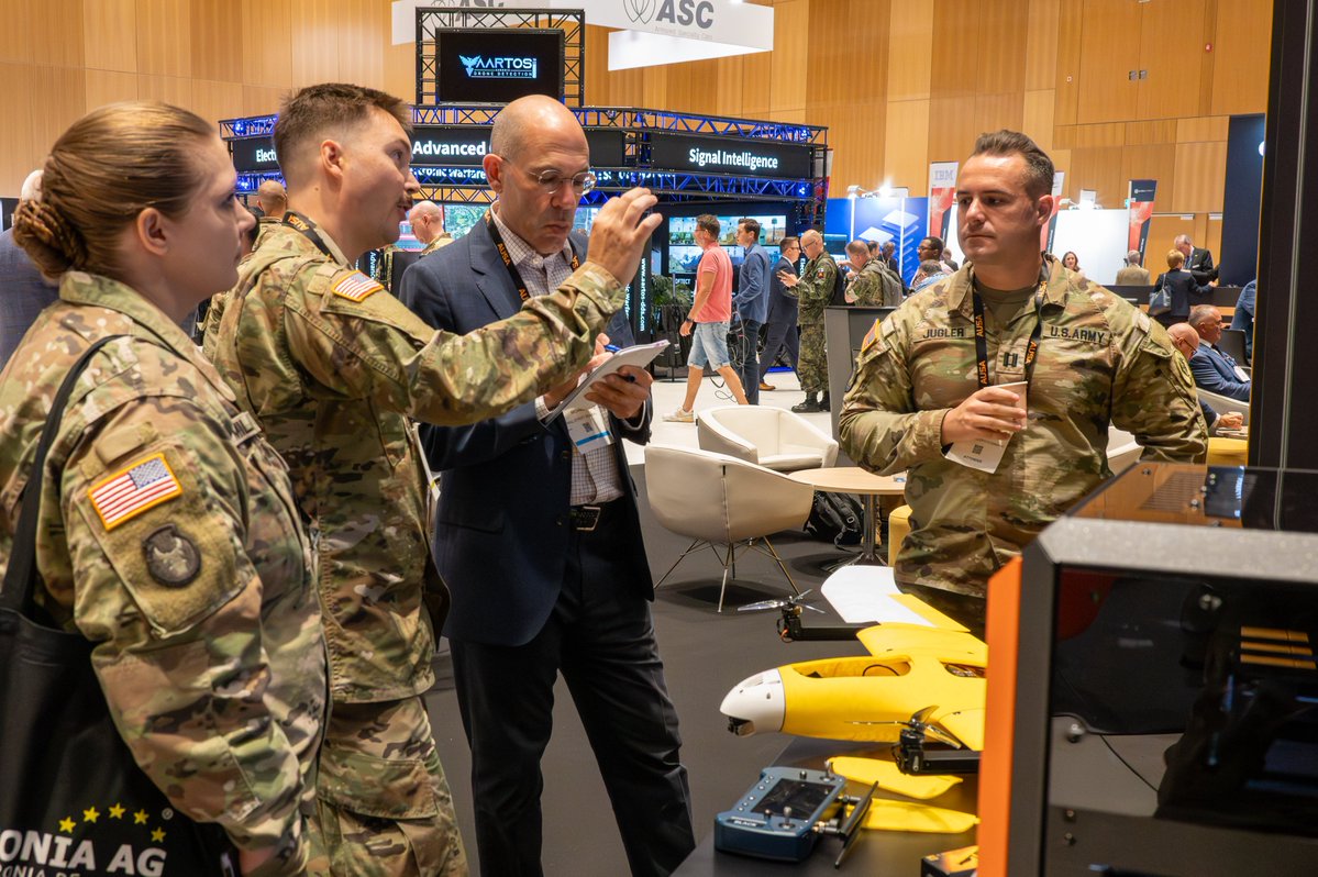 USArmyEURAF's tweet image. 56th Artillery Command talking about how they are driving changes in multi-domain operations through their innovation lab at #LANDEURO