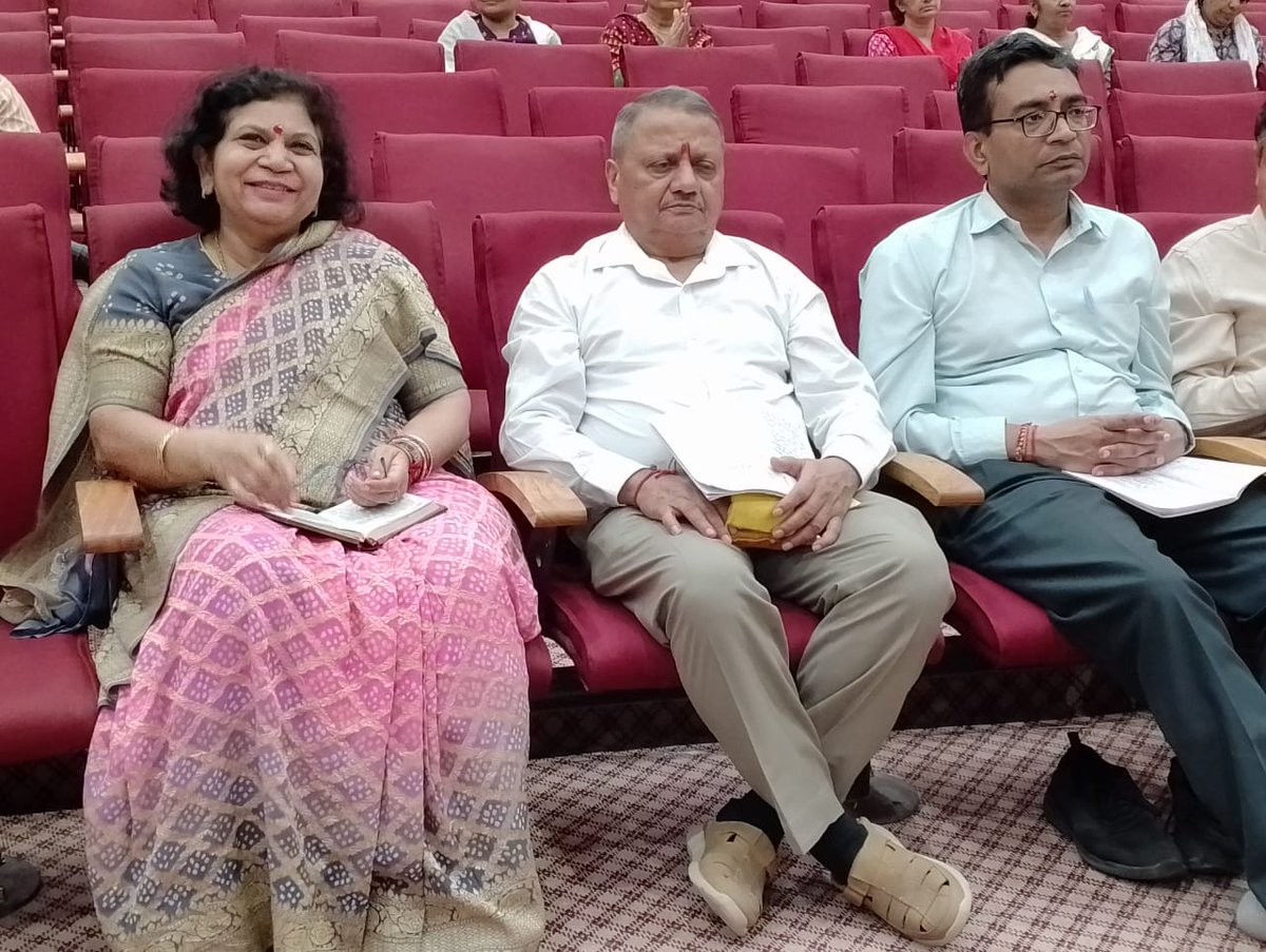 RajChawlaAnchor's tweet image. बधाई कर्णावती। उत्तर भारत के सबसे बड़े सभागारों में एक यह हॉल गुजरात व पश्चिम भारत के बड़े क्षेत्र में शिक्षा के अतिरिक्त कला, साहित्य, संस्कृति, विमर्श, वाणिज्य व मनोरंजन संबंधित आयोजनों के बड़े केंद्र के रूप में उभरने जा रहा है। श्री सुंदरकाण्ड #HanumanJi के साथ गुजरात…
