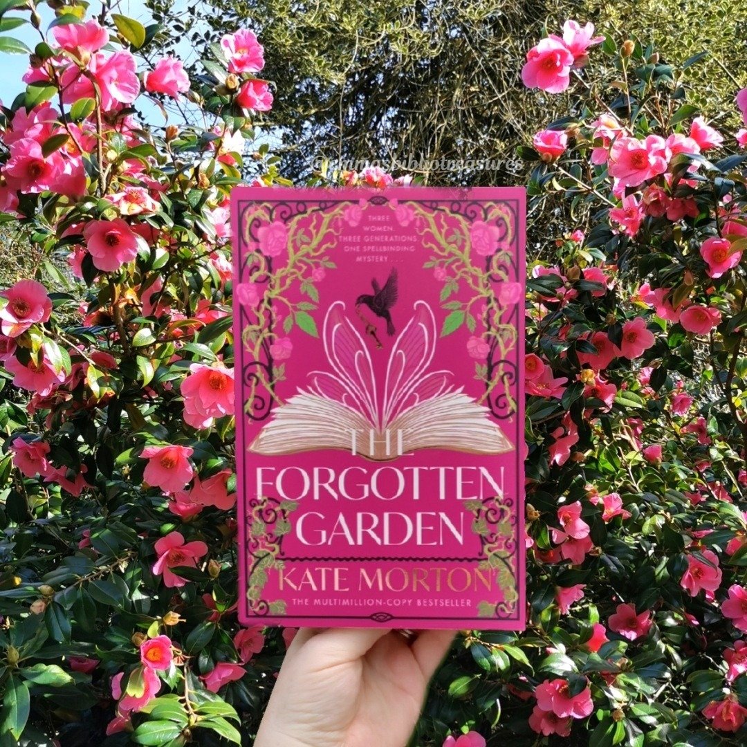 Bibliotreasures's tweet image. Today I'm sharing my review for this masterpiece, #TheForgottenGarden which is one of our #SquadpodFeaturedBooks this month
emmasbibliotreasures.com/2025/07/16/squ…
@Squadpod3 @panmacmillan
#BookReview #BookTwitter
