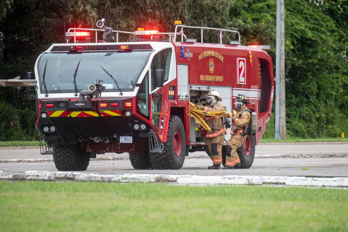 USFleetForces's tweet image. 📍 VIRGINIA BEACH, Va. - Naval Air Station (NAS) Oceana partnered with the City of Virginia Beach and local first responders July 15 to conduct a simulated aircraft mishap in preparation for the 2025 NAS Oceana Air Show.
MORE: usff.navy.mil/Press-Room/New…