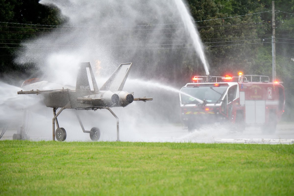 USFleetForces's tweet image. 📍 VIRGINIA BEACH, Va. - Naval Air Station (NAS) Oceana partnered with the City of Virginia Beach and local first responders July 15 to conduct a simulated aircraft mishap in preparation for the 2025 NAS Oceana Air Show.
MORE: usff.navy.mil/Press-Room/New…