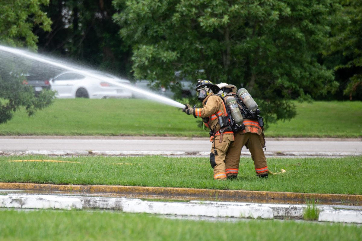 USFleetForces's tweet image. 📍 VIRGINIA BEACH, Va. - Naval Air Station (NAS) Oceana partnered with the City of Virginia Beach and local first responders July 15 to conduct a simulated aircraft mishap in preparation for the 2025 NAS Oceana Air Show.
MORE: usff.navy.mil/Press-Room/New…