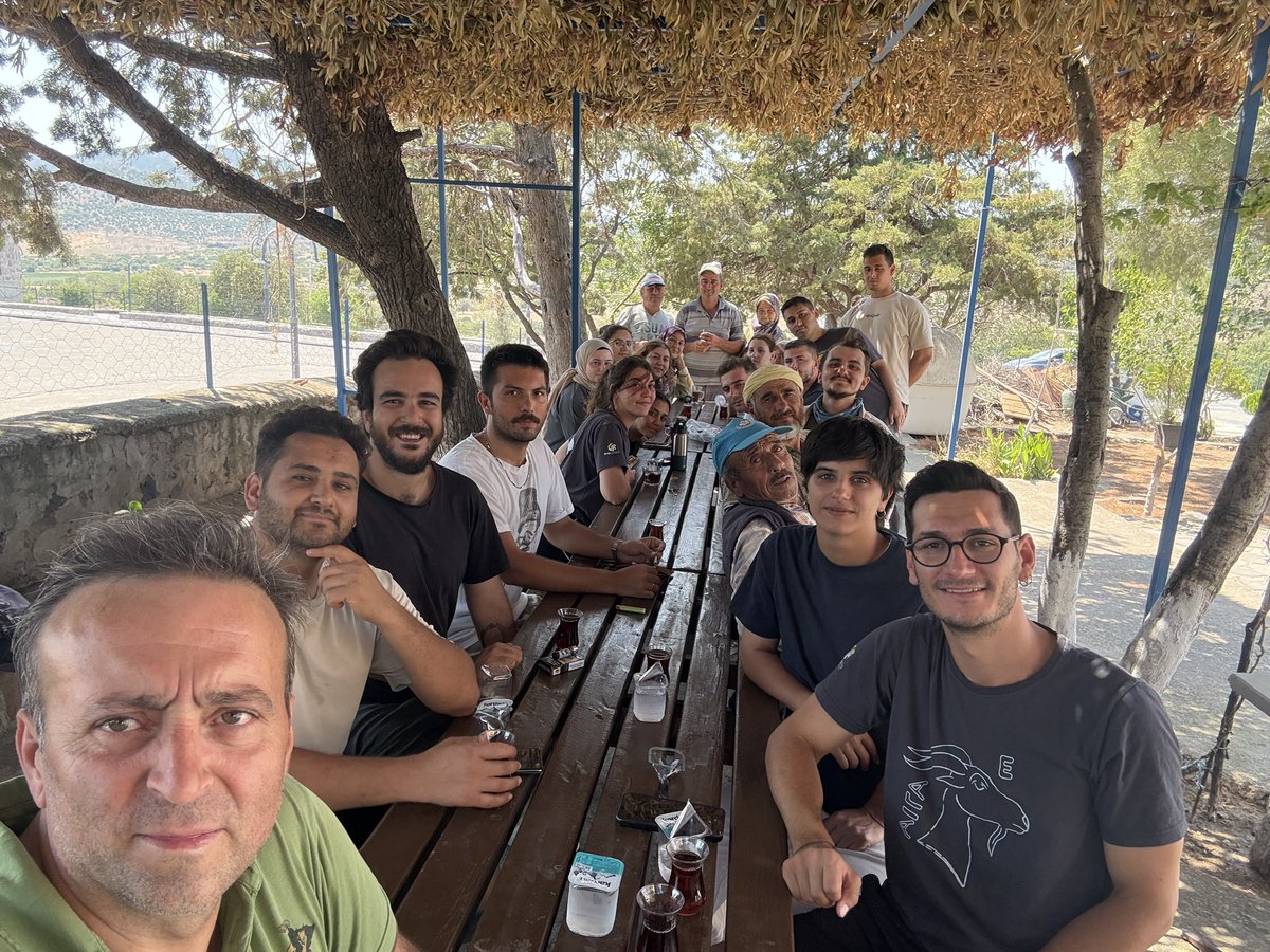 45 derece sıcakta çay molası ☀️

#kazıevi
<a href="/aigaiantikkenti/">Aigai Antik Kenti</a>