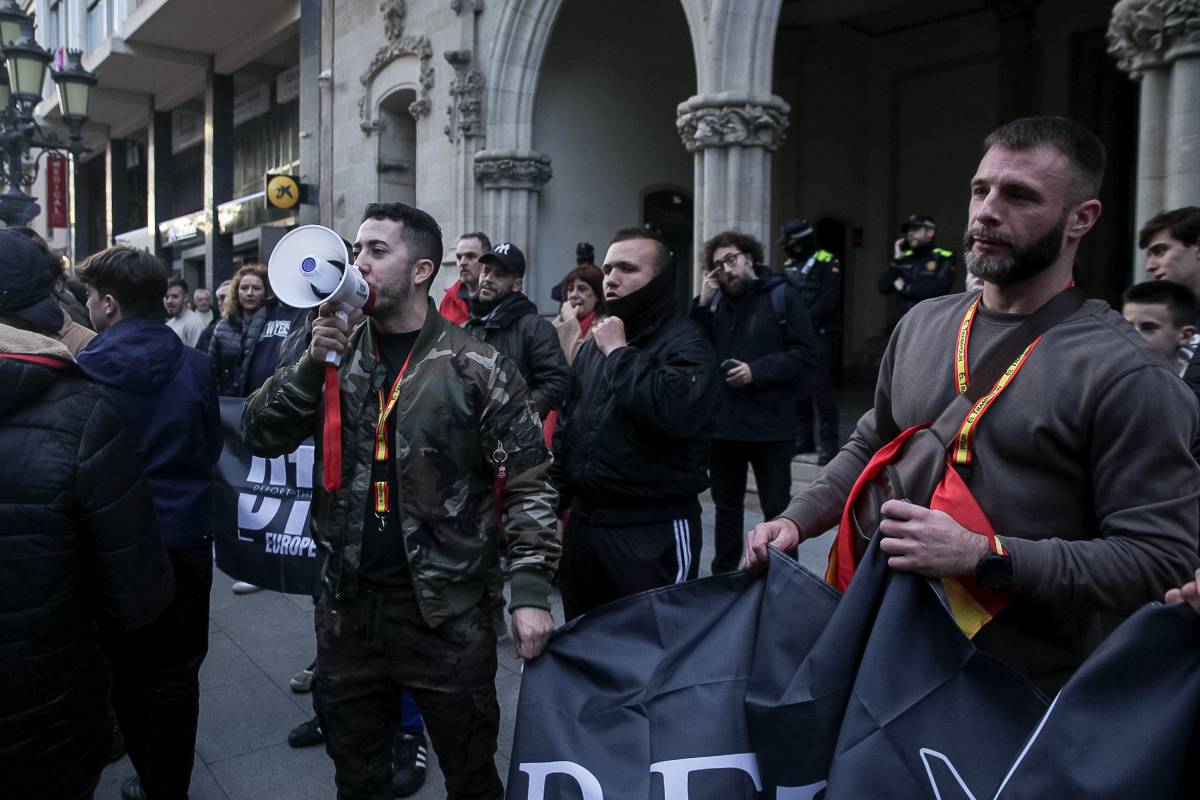 Cristian L.F. el terrorista neonazi detingut pels disturbis racistes de Torre Pacheco va participar en una concentració de VOX al Raval de Montserrat, al costat d'Alicia Tomas.  (a la foto amb 📢)
diarideterrassa.com/terrassa/detin…
