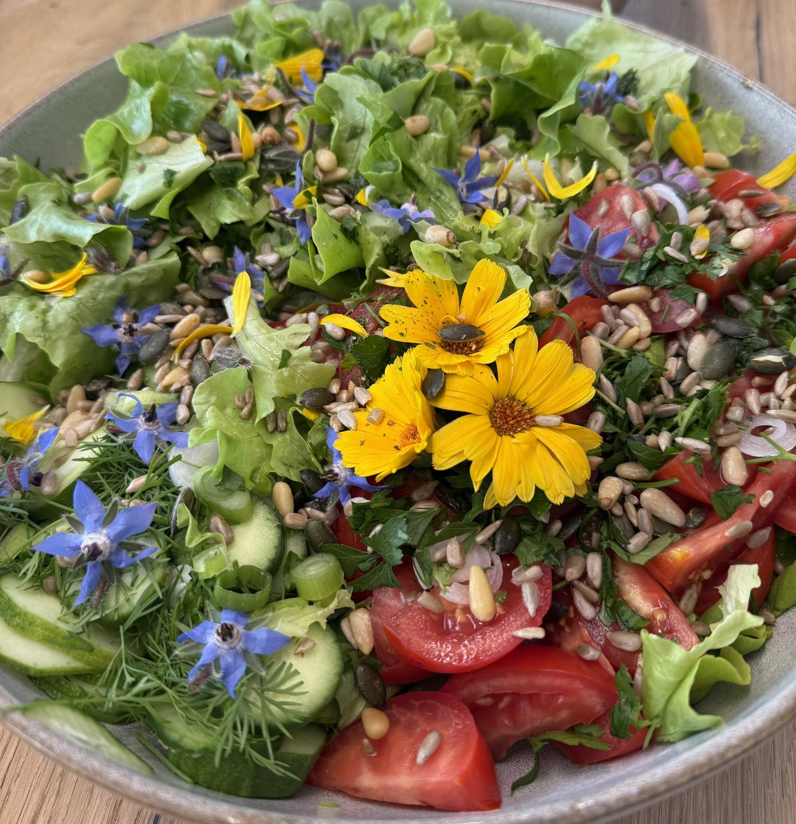 Ziegenmama's tweet image. Einfache Küche mit Zutaten die nun im Gemüsebeet wachsen. Gesund und lecker. #Genuss #selbstangebaut Ich liebe es Gemüse anzubauen.