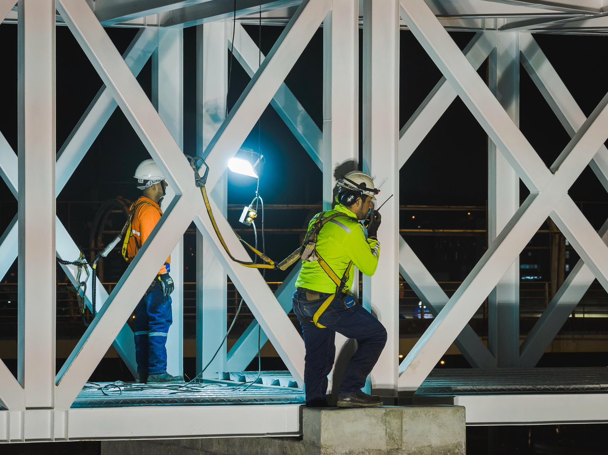 alcaldiagye's tweet photo. 🚧 ¡Comenzamos el izaje de vigas del nuevo paso peatonal frente a la Terminal Costa!
Cruzar por la Perimetral será más seguro para miles de usuarios que cada día usan la nueva terminal. 🚌👣

👷‍♂️ Durante las noches ya se colocan las vigas de la nueva estructura y se desmonta el paso anterior.
Este paso peatonal será moderno, iluminado, con ascensor y accesible para todos. 💡♿

🚦 Por estos trabajos habrá cierres parciales desde el 15 hasta la madrugada del 19 de julio, entre 22h30 y 05h00.

📍 Proyecto con 63% de avance
💰 Inversión: $10,2 millones
👥 Más de 7.000 usuarios diarios

#ConstruyendoLaCiudadDeTodos