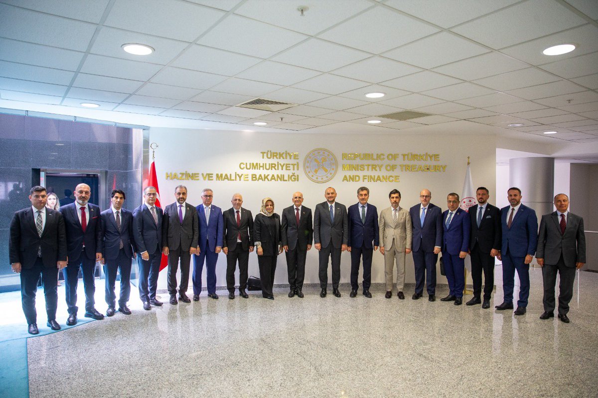Burhan Özdemir (@burhanozdemirtr) on Twitter photo Bugün, Hazine ve Maliye Bakanımız Sayın Mehmet Şimşek’i (<a href="/memetsimsek/">Mehmet Simsek</a>) Yönetim Kurulumuzla birlikte makamında ziyaret ettik.
Ziyaret kapsamında, Türkiye ekonomisinin mevcut görünümünü, Orta Vadeli Program (OVP) çerçevesinde yürütülen reform sürecini ve reel sektörün Bugün, Hazine ve Maliye Bakanımız Sayın Mehmet Şimşek’i (<a href="/memetsimsek/">Mehmet Simsek</a>) Yönetim Kurulumuzla birlikte makamında ziyaret ettik.
Ziyaret kapsamında, Türkiye ekonomisinin mevcut görünümünü, Orta Vadeli Program (OVP) çerçevesinde yürütülen reform sürecini ve reel sektörün