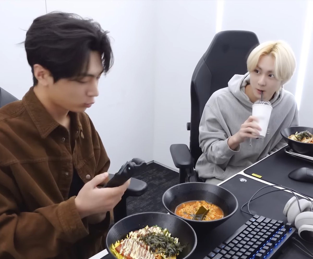 jooyzznoo's tweet photo. 아니 야옹즈 왤케 귀욥지 https://t.co/MymRJ7qk9z