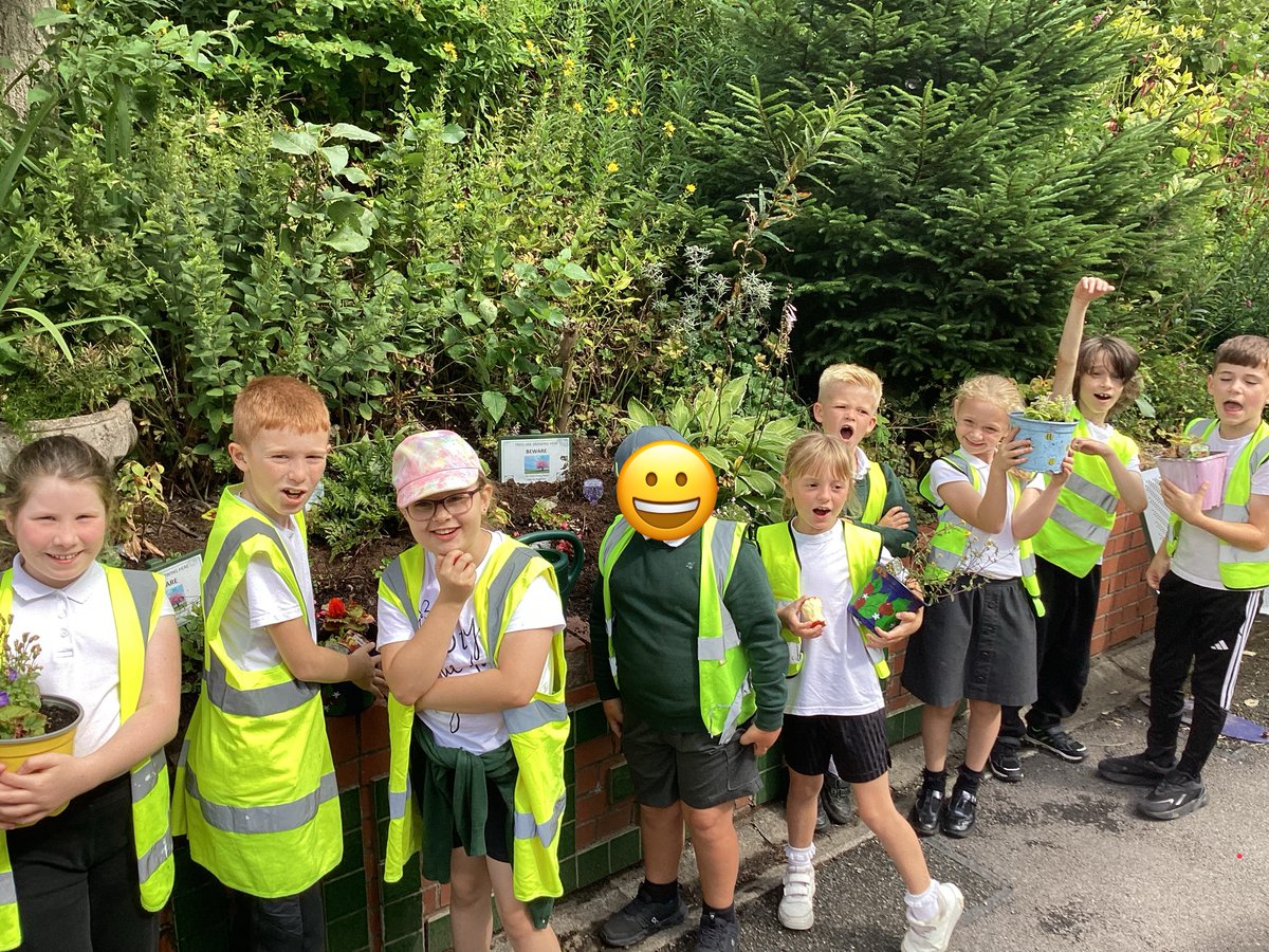EcoGates's tweet image. Some more of us today on our ‘planter‘ mission! What a wonderful morning and we got some lovely responses from our local community! #Collaboration @EcoSchools @mywesthoughton 😀