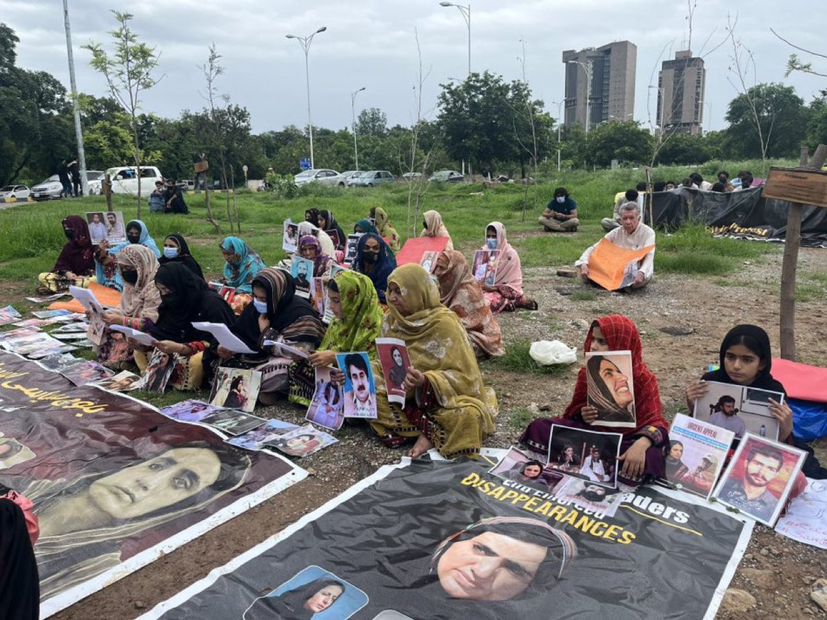 بلوچ مائیں بہنیں ایک بار پھر اپنے پیاروں کی بازیابی کے لیے پریس کلب کے باہر موجود ہیں۔ نا ہی انہیں بارش کی پرواہ   وہ صرف اپنے لاپتہ عزیزوں کو واپس چاہتے ہیں۔