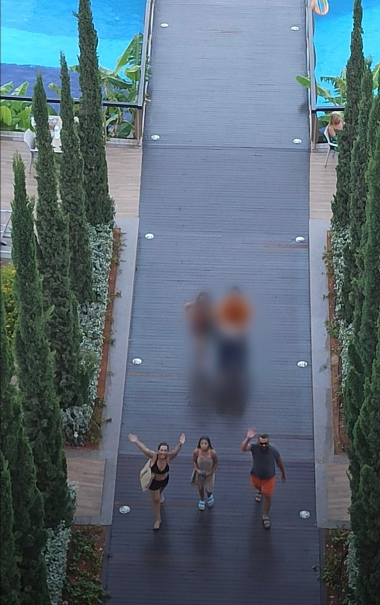 Ne kadar mutluyduk o gün
Gülüşleri hala kulaklarımda...

Bugün mahkeme salonuna adım attığımda, telefonum bu fotoğrafı hatırlattı.
'Ben buradayım halacığım' der gibiydi.

Selin’im her şeyim 🌼🤍
Söz veriyorum halam sesin olacağım!
Adalet yerini bulana kadar susmayacağım!