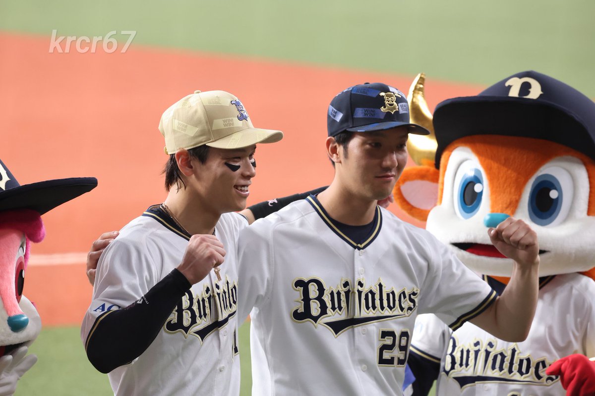 プレス写真中。

圭太「タジ、もっと笑って👉」

#中川圭太
#田嶋大樹
#Bs2025