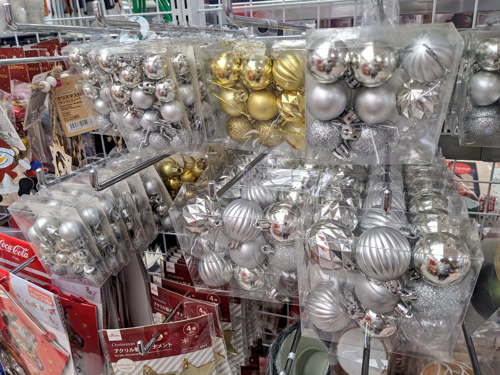 100円ショップで買えるピンポン玉とクリスマスの飾りから造った氷蟲。
製作期間も1週間くらいだったかな？
#アイデアの勝利だと自負してるプラモ