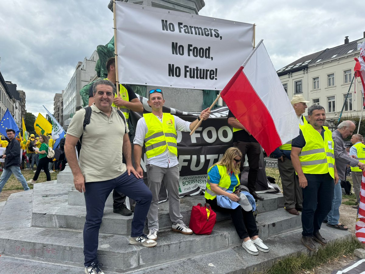 UPA_Federal's tweet image. Ya estamos en Bruselas junto al resto de compañeros del @COPACOGECA. Alzamos nuestra voz frente a la Comisión Europea ante las intenciones de debilitar la #PAC. Hoy conoceremos la propuesta de presupuesto y de reglamentos. De momento lo que se va sabiendo no pinta nada bien.