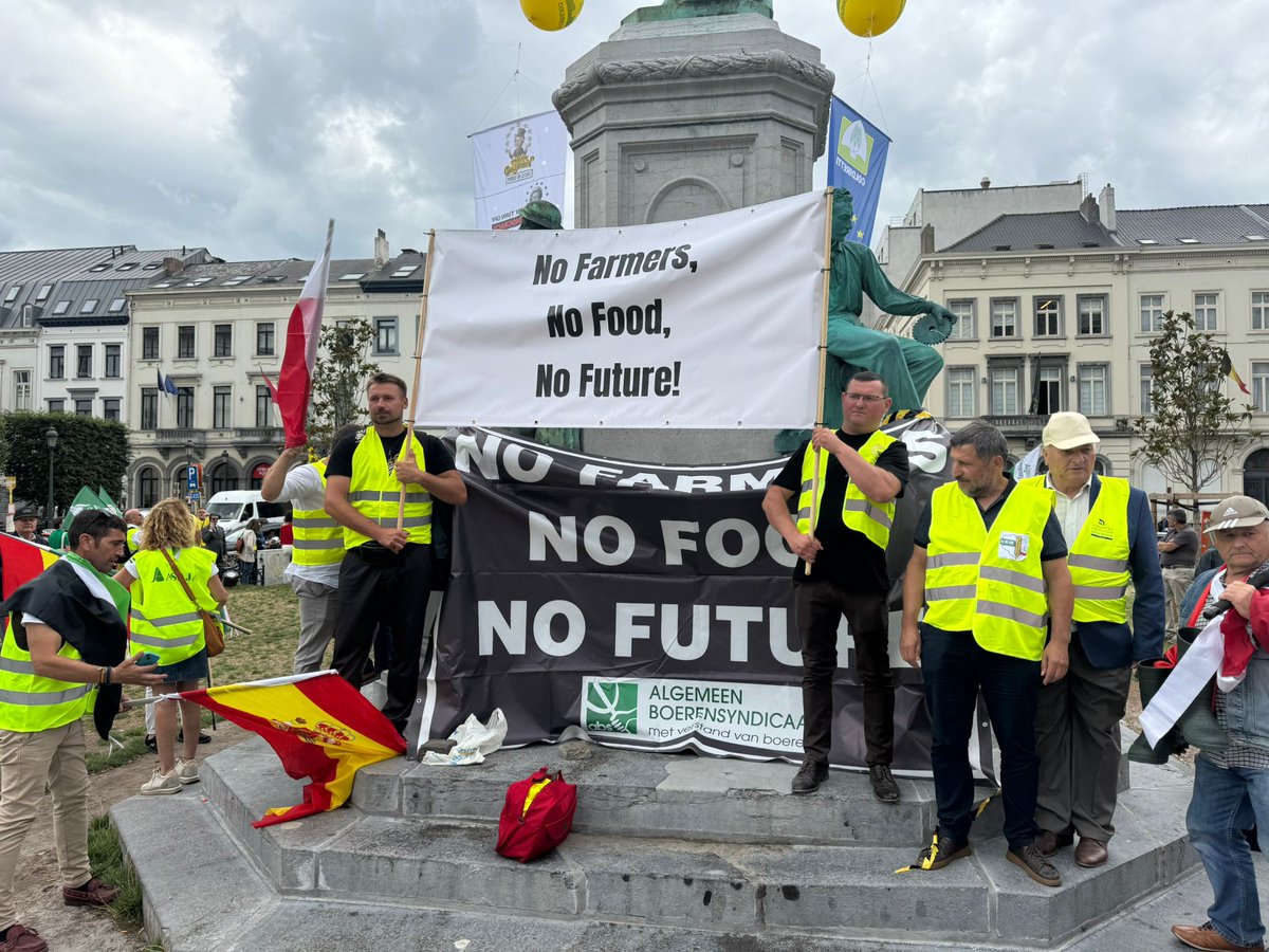 UPA_Federal's tweet image. Ya estamos en Bruselas junto al resto de compañeros del @COPACOGECA. Alzamos nuestra voz frente a la Comisión Europea ante las intenciones de debilitar la #PAC. Hoy conoceremos la propuesta de presupuesto y de reglamentos. De momento lo que se va sabiendo no pinta nada bien.