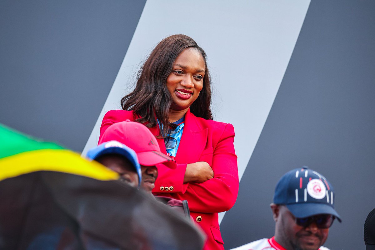 rabihume's tweet image. Heri ya siku ya kuzaliwa my boss & sister, @ZubbySakuru. Mwenyezi Mungu azidi kukubariki.