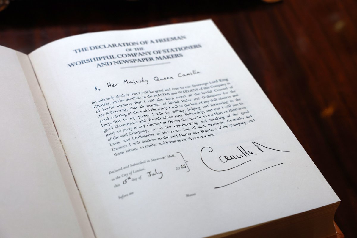 RoyalFamily's tweet image. In recognition of Her Majesty's service to Literacy, The Queen has been installed as an Honorary Freeman and Liveryman of the Worshipful Company of Stationers and Newspaper Makers.
Formed in 1403, the Company has represented the book trade, printers, publishers, paper makers,…