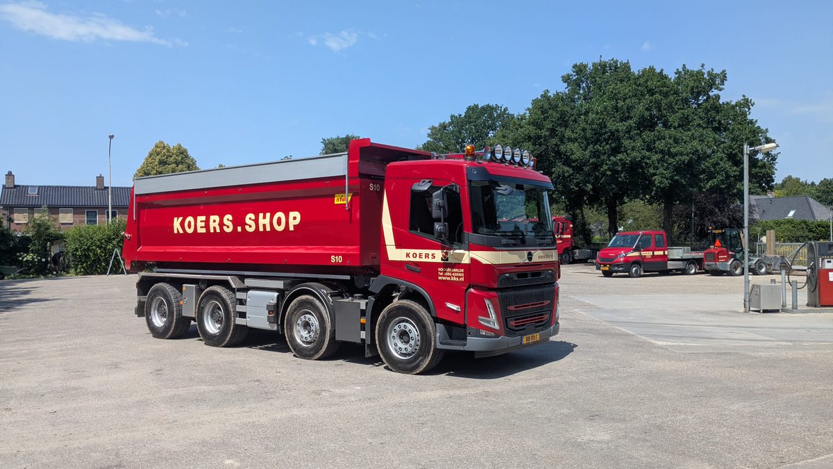Heb jij onze nieuwe aanwinst al gespot? 👀🚚

Onze gloednieuwe Koers.shop-vrachtwagen rijdt inmiddels door het noorden! Een mooie uitbreiding van ons wagenpark en een stap richting nog snellere en efficiëntere leveringen.

 Bestellen? Dat doe je op shop.kks.nl