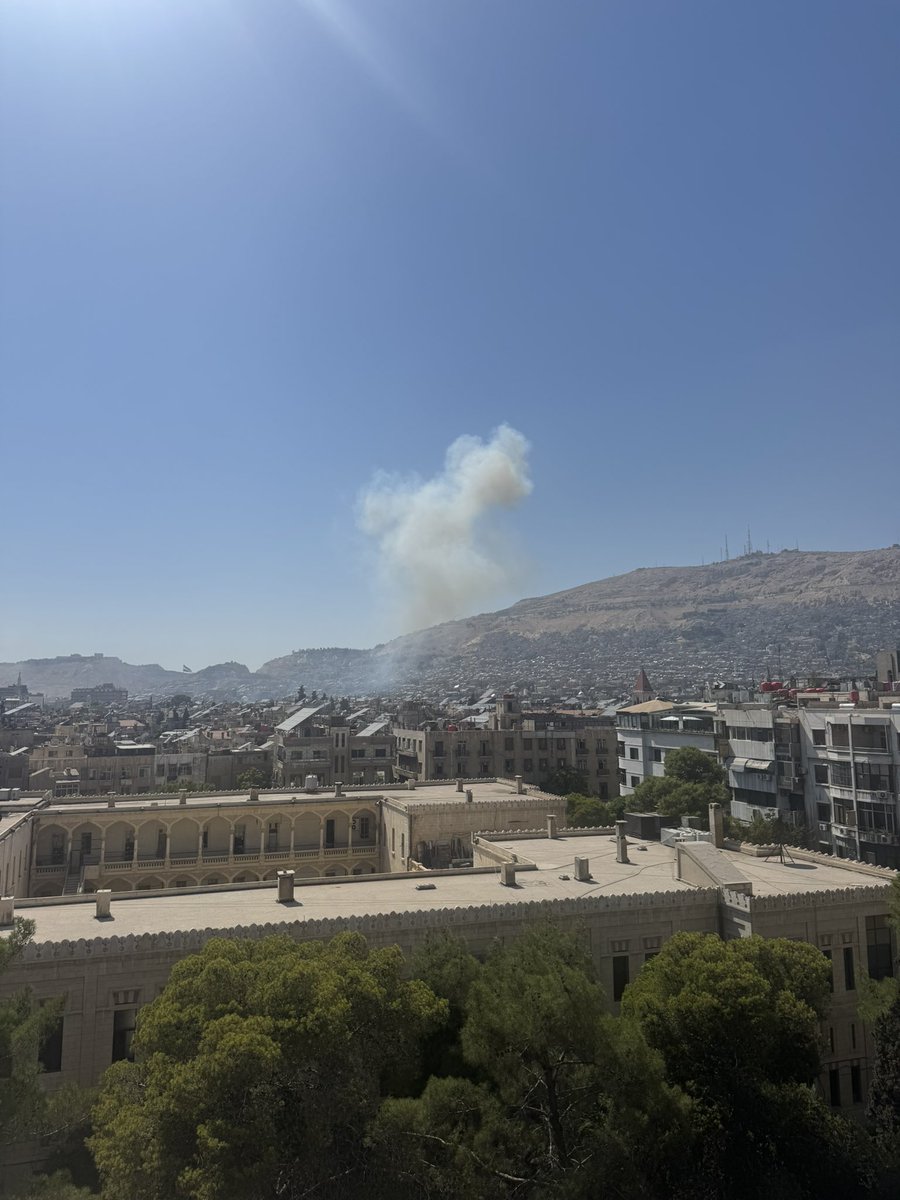 timourazhari's tweet image. BREAKING — A new Israeli strike in Damascus
Filmed just now.