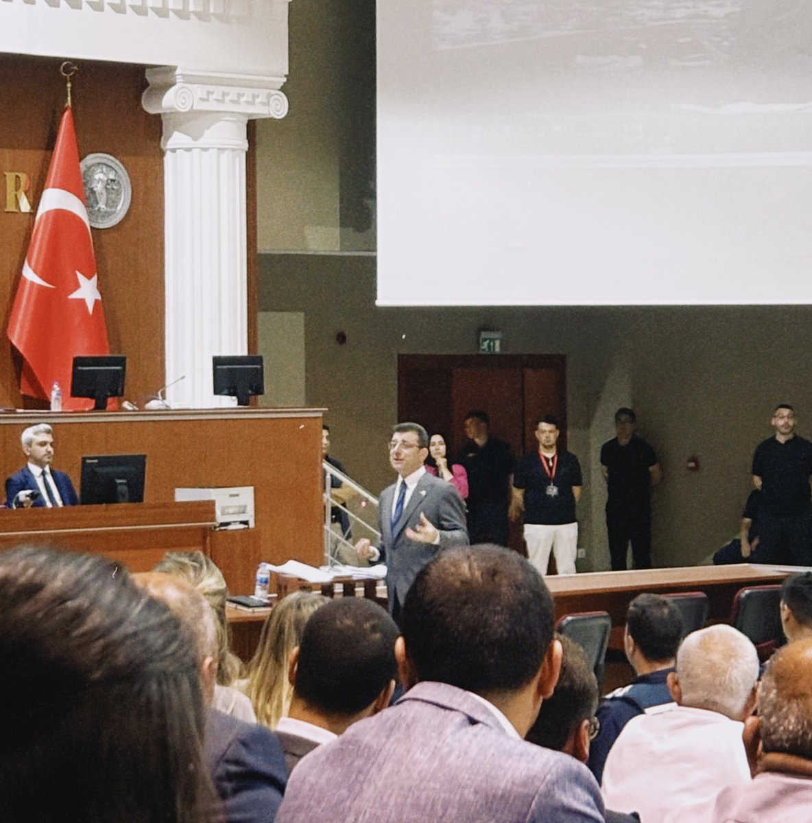 Ekrem İmamoğlu:

“Benden korkuyorlar ama ben buradayım!”

“Hak yemedik hakkımızı da yedirmeyeceğiz.”

#Ekremİmamoğlu