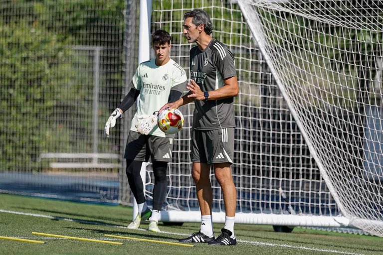 🧤 Diego López, presente en el primer entrenamiento del Real Madrid Castilla.

Se une al cuerpo técnico de Arbeloa.