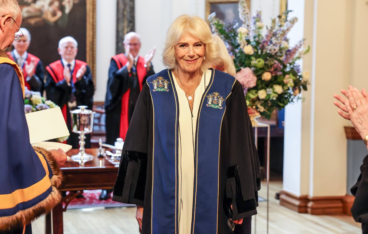 RoyalFamily's tweet image. In recognition of Her Majesty's service to Literacy, The Queen has been installed as an Honorary Freeman and Liveryman of the Worshipful Company of Stationers and Newspaper Makers.
Formed in 1403, the Company has represented the book trade, printers, publishers, paper makers,…