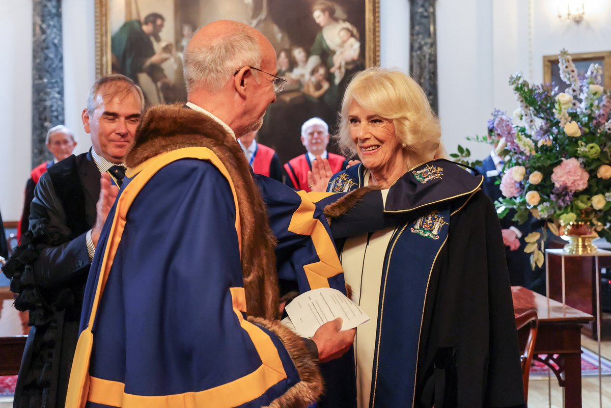 RoyalFamily's tweet image. In recognition of Her Majesty's service to Literacy, The Queen has been installed as an Honorary Freeman and Liveryman of the Worshipful Company of Stationers and Newspaper Makers.
Formed in 1403, the Company has represented the book trade, printers, publishers, paper makers,…