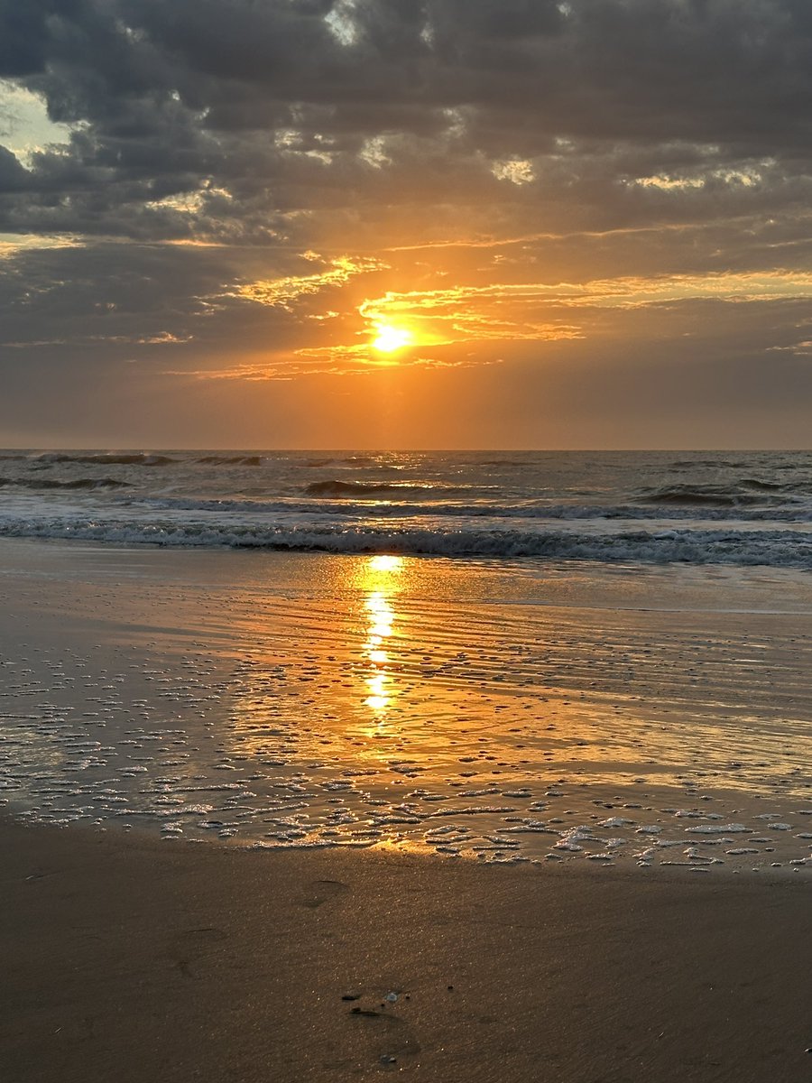 Amanecer de otoño 🍁, con una temperatura agradable pero un día de mucha humedad. Mucha paz en este pequeño paraíso donde solo se escucha el sonido del mar 🌊 y el canto de las aves. 
Costa Azul - Rocha <a href="/Uruguay_Natural/">Uruguay Natural</a> <a href="/TurismoRocha/">Turismo Rocha</a> <a href="/MAmbienteuy/">Ministerio de Ambiente</a>