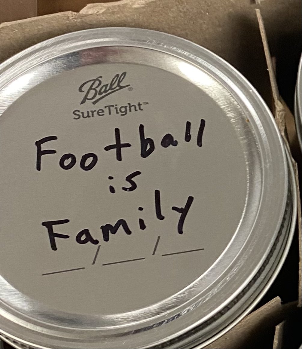 jeremyd_green's tweet image. Football teams have to become like families because just like families there’s gonna be ups and downs and the bonds are what get you through!