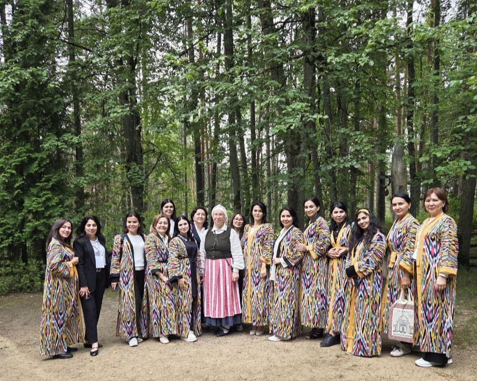 CFLA_gov_lv's tweet image. 🌍 Sieviešu līderība bez robežām: Latvija–Uzbekistāna
📍 Rīga | 📅 14.–18. jūlijs

15 līderes no Uzbekistānas valsts pārvaldes viesojas Latvijā, lai stiprinātu zināšanas par dzimumu līdztiesību un iekļaujošu pārvaldību.

Par vizīti plašāk lasi šeit: cfla.gov.lv/lv/jaunums/sie…