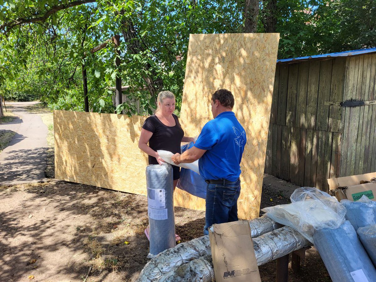 UNHCRUkraine's tweet image. Last night, Russia struck multiple regions of 🇺🇦— Vinnytsia, Dnipropetrovsk, Kharkiv, Odesa, Zaporizhzhia & Kryvyi Rih.
UNHCR partners have been working all day to support those affected by the attacks, providing crisis counselling, social support & emergency repair materials.