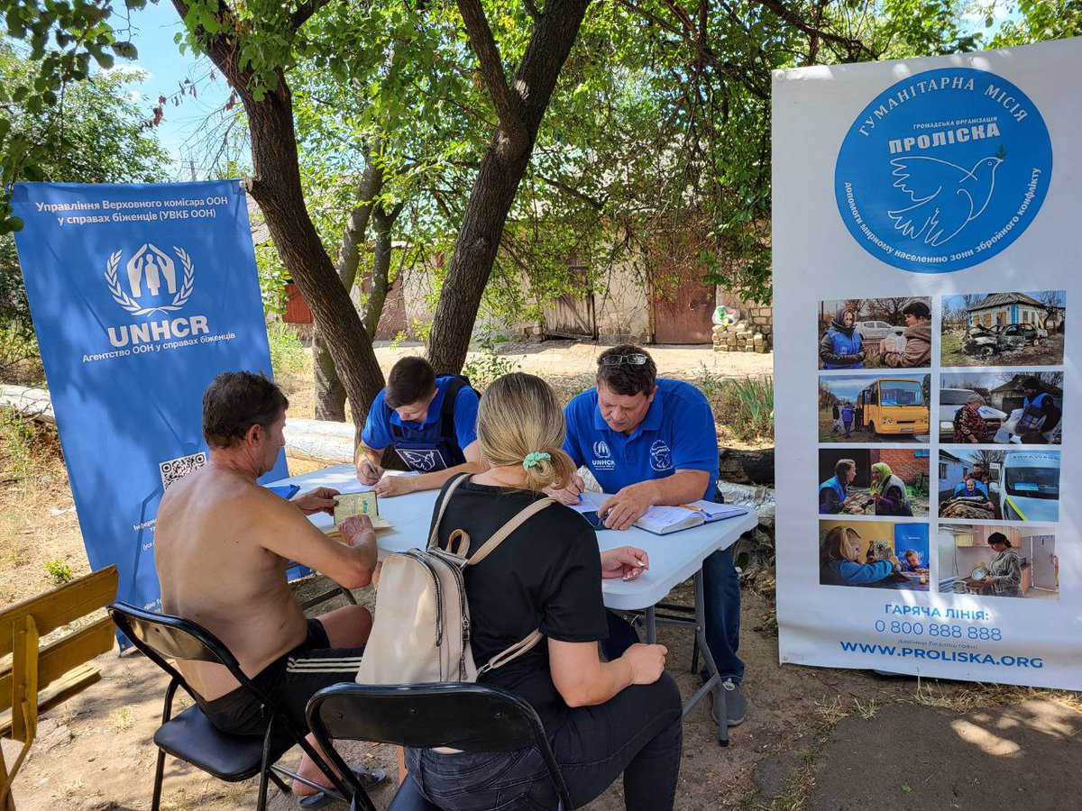 UNHCRUkraine's tweet image. Last night, Russia struck multiple regions of 🇺🇦— Vinnytsia, Dnipropetrovsk, Kharkiv, Odesa, Zaporizhzhia & Kryvyi Rih.
UNHCR partners have been working all day to support those affected by the attacks, providing crisis counselling, social support & emergency repair materials.
