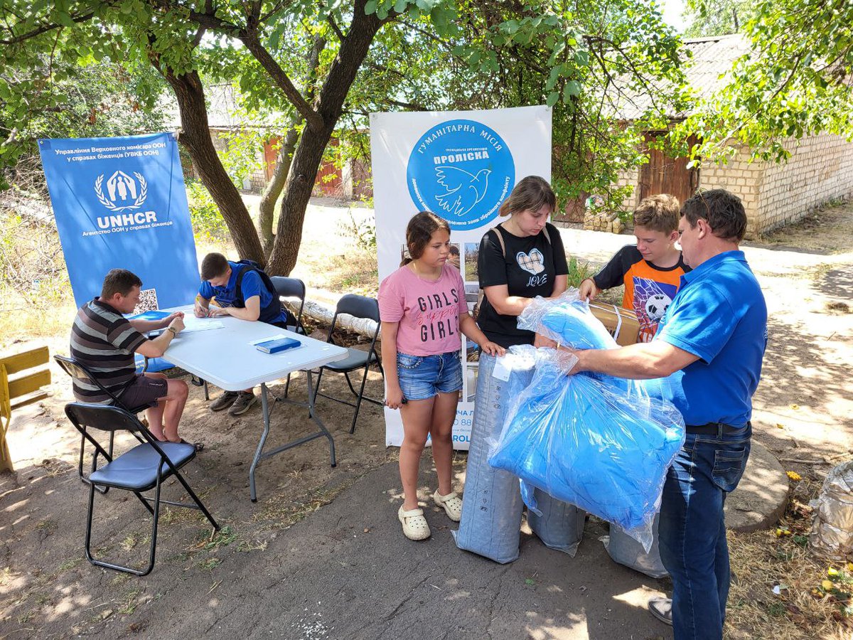 UNHCRUkraine's tweet image. Last night, Russia struck multiple regions of 🇺🇦— Vinnytsia, Dnipropetrovsk, Kharkiv, Odesa, Zaporizhzhia & Kryvyi Rih.
UNHCR partners have been working all day to support those affected by the attacks, providing crisis counselling, social support & emergency repair materials.