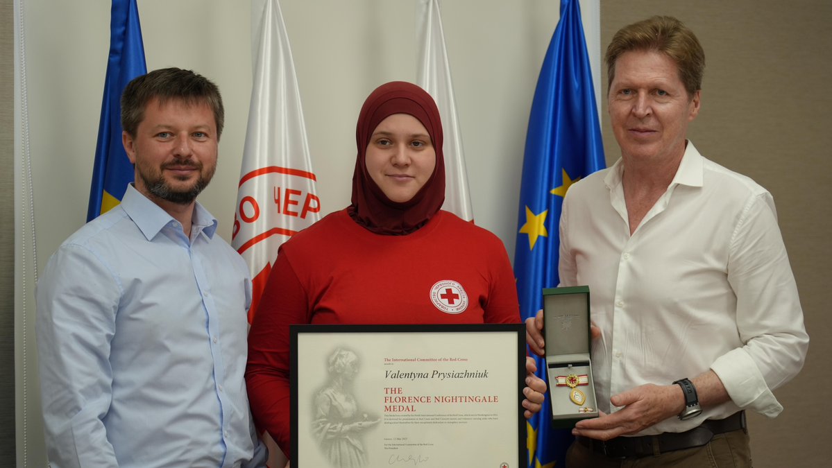 ICRC_ua's tweet image. Two @RedCrossUkraine volunteers, Valentyna Prysiazhniuk and Iryna Shyrochenko, have been awarded the highest international distinction for nurses and volunteer responders: the Florence Nightingale Medal.
We’re proud to see their humanitarian work recognized worldwide.