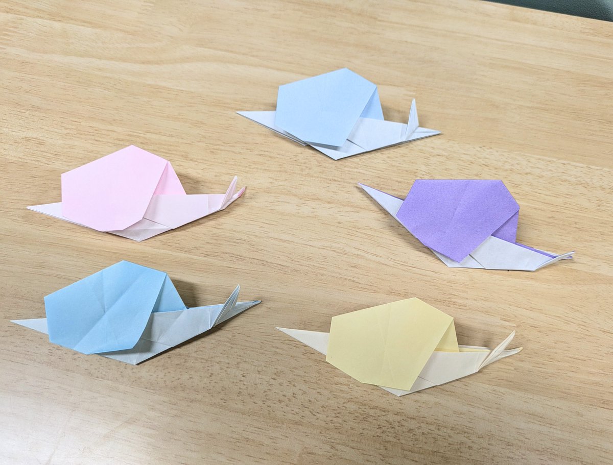 前期最後のサークル活動でした！
今日は新入生も来てくれて、かたつむりの折り方講座が開かれてました〜！
まちかね祭に向けてもぼちぼち始動していきます！

かたつむり（メンバー創作）