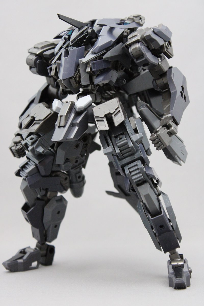 fortresshum's tweet image. 今回の推移。

３と４の主な違いは胴部脇側の装甲です。
可変時に腕部がイマイチ閉じられない状態だったのでそこの改善を図った感じ。
初期から腰部を機首とする可変機という方向性は一貫していますね。