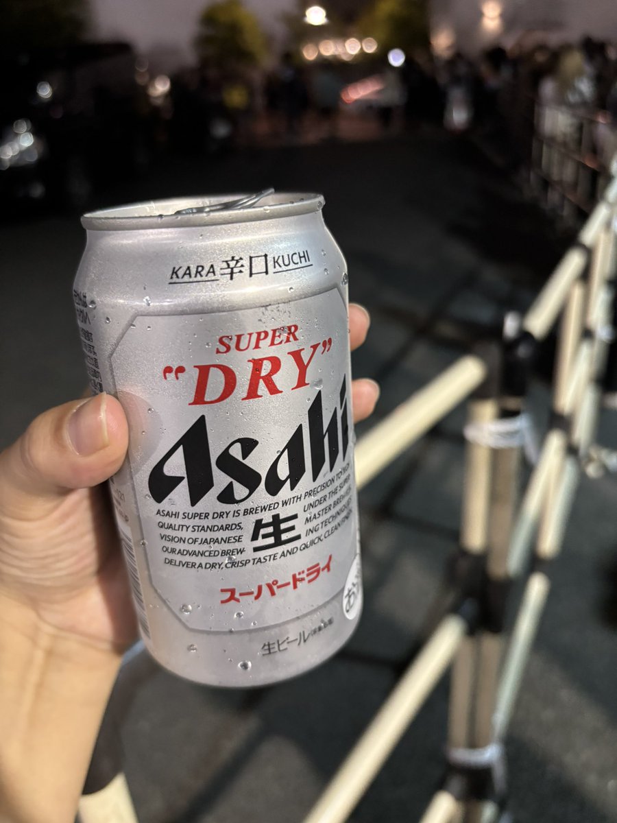 LkutvM2b2's tweet photo. お疲れ様でしたー！
アンコのセトリがヤバすぎたー！
 #theGazettE
 #ライヴ後のビール美味い https://t.co/9yPcngNwfx