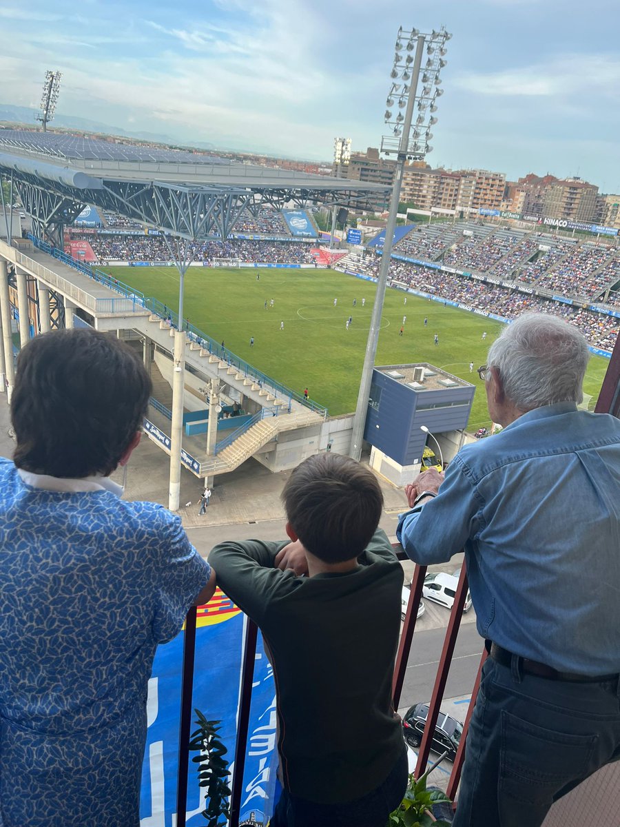 OriolJove's tweet photo. La felicitat dels meus padrins quan han sabut que el @LleidaCF continuava viu no us la puc ni explicar. Ell, fa 75 anys, quan l'equip va pujar a 1a el 1950, ja anava a veure els entrenaments al Camp d'Esports. Ella diu que "hagués seguit penjant la bandera al balcó cada diumenge" https://t.co/V95e24qSnd