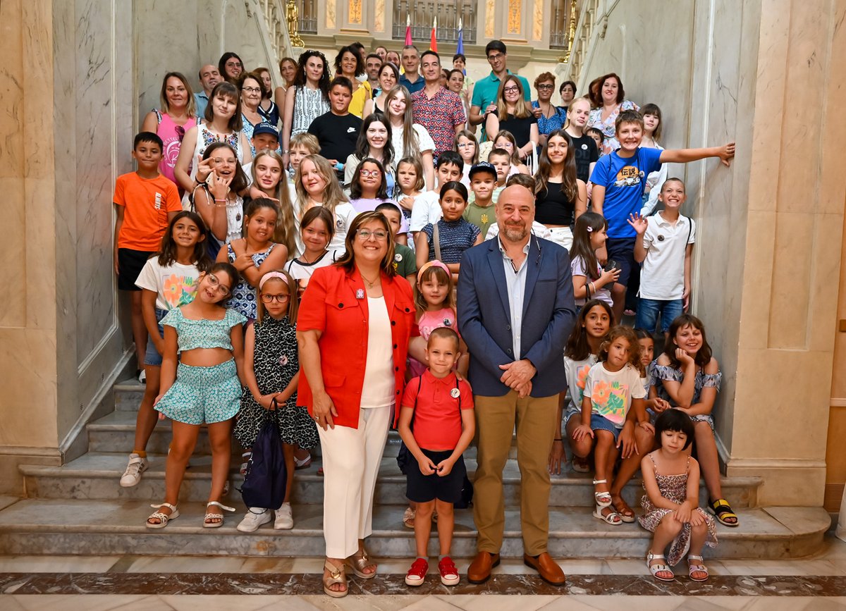 El presidente <a href="/M_A_Valverde/">Miguel A. Valverde</a>   ensalza la labor “noble y justa” que desempeña la Asociación CREAN en la recepción de menores ucranianos que pasarán sus vacaciones de verano en la provincia de Ciudad real.
La recepción se ha celebrado en el salón de plenos de la <a href="/DiputacionCR/">Diputación de C.Real</a> .